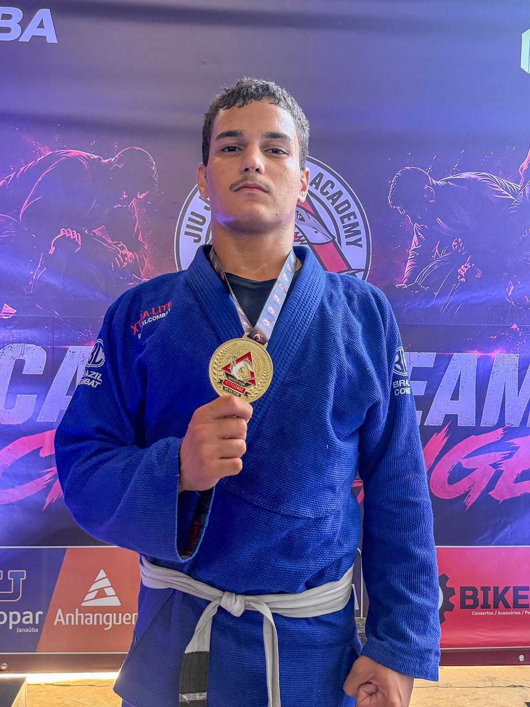 Atleta do CT Josué Pimentel exibe medalha conquistada em competição