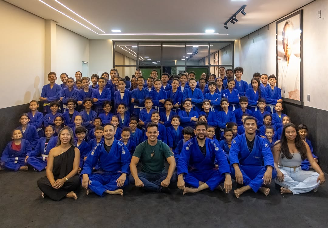 Alunos, professores e equipe do CT Josué Pimentel reunidos no tatame