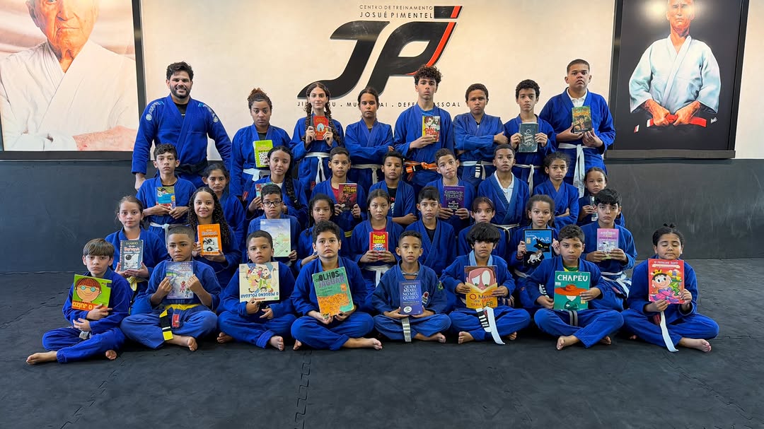 Alunos do CT segurando os livros lidos no projeto Lutas e Letras